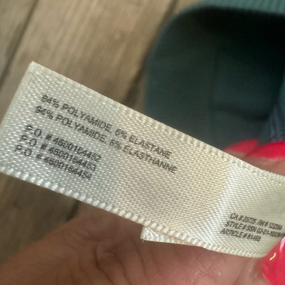 Aritzia Sunday Best Women's Crop Stretch Seamless Ribbed Tank Top Green … - Picture 3 of 7